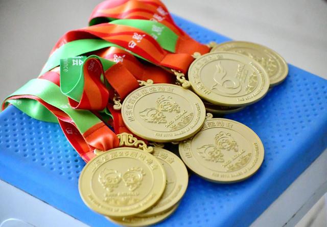 意大利游泳选手表现出色，破纪录斩获金银牌