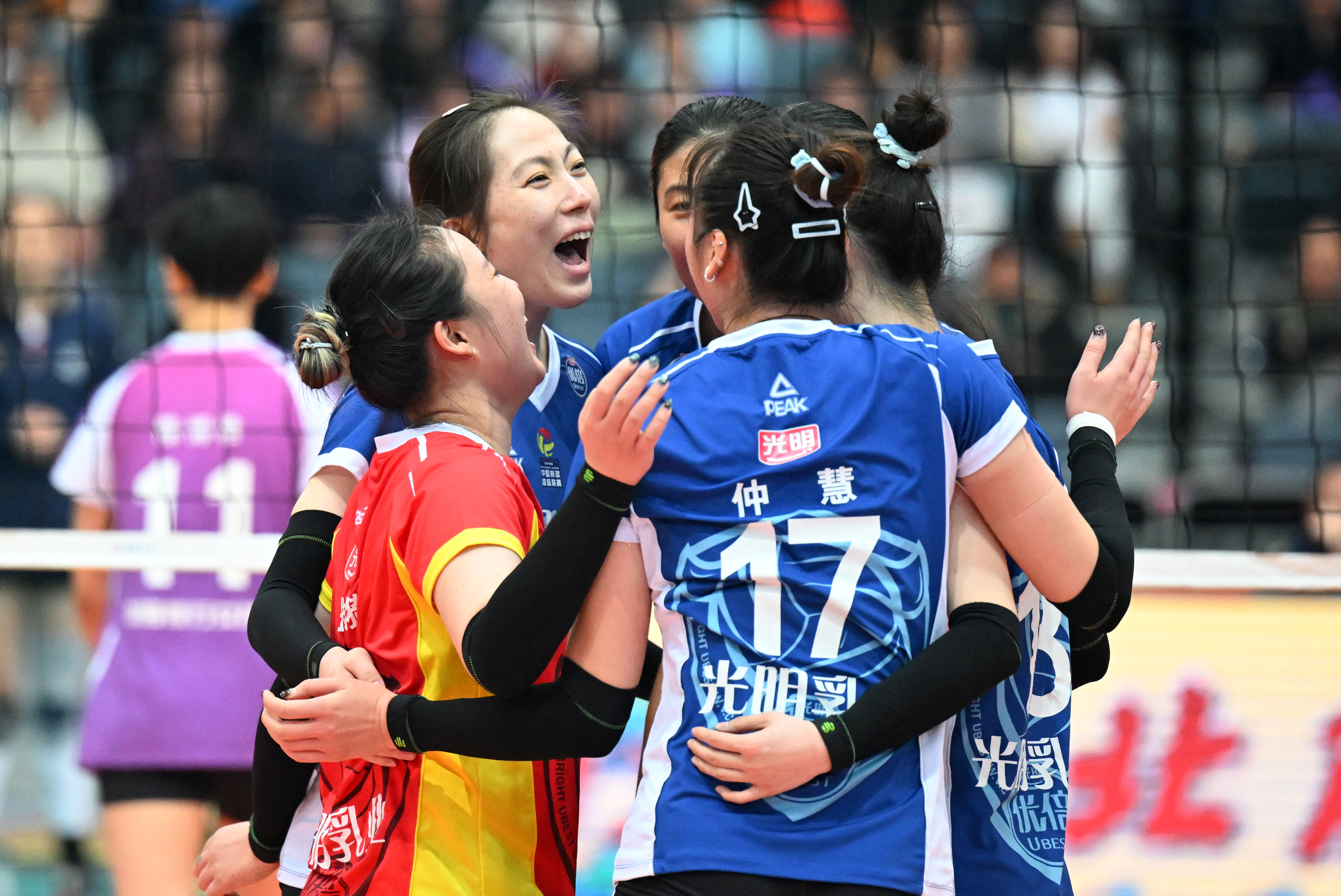 女子排球队闯进半决赛瞄准冠军