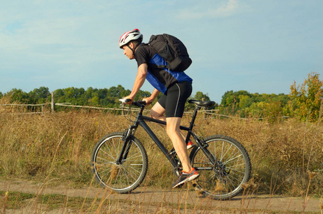 秘鲁自行车选手团结协作力争进步