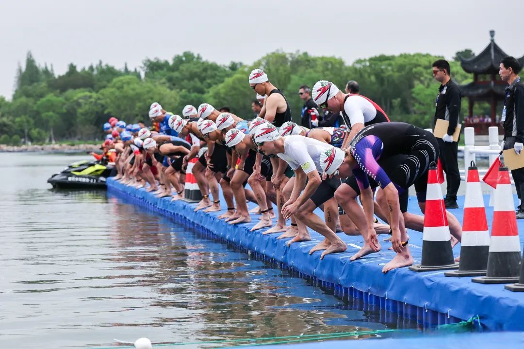 包含瑞士铁人三项选手表现出色，力争冠军的词条