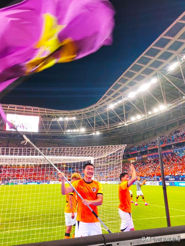 上海队在主场战胜青岛，取得胜利