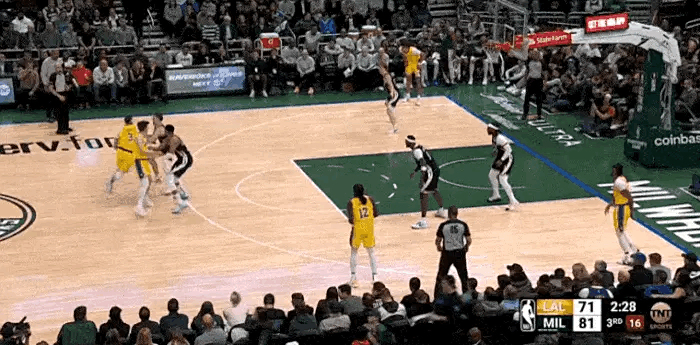 后卫连续突破得手，令对手束手无策