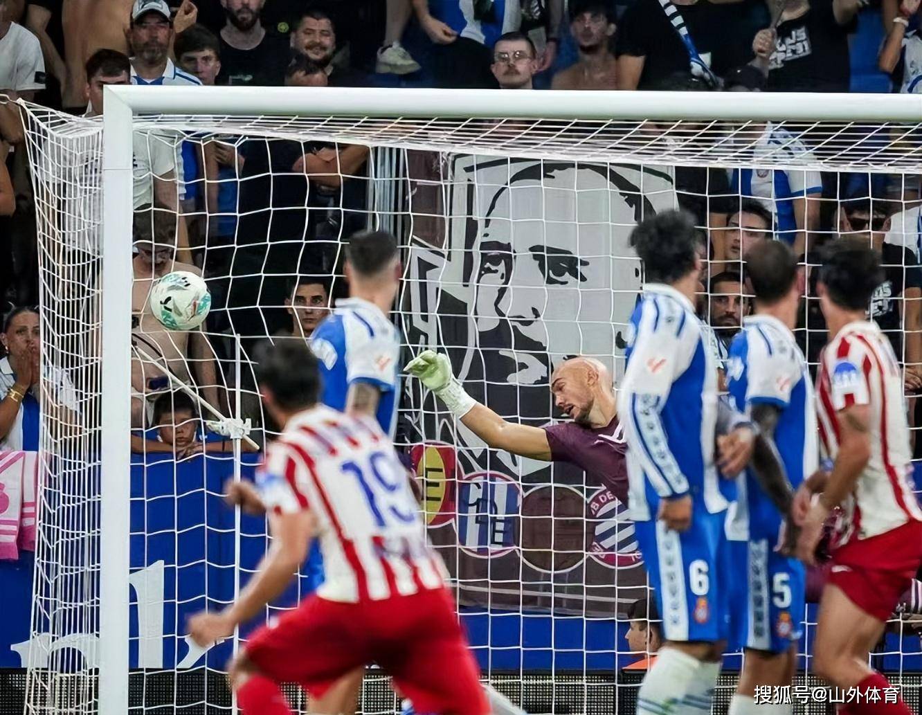 巴萨输球遭遇重创，战绩不佳
