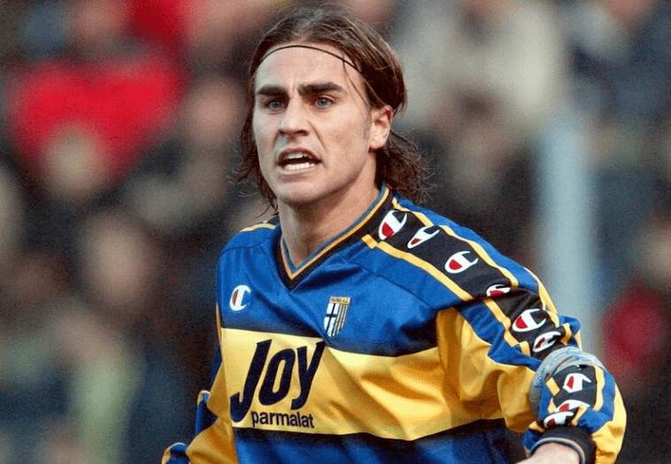 包含帕尔马球队教练团队集体辞职，突发变故的词条