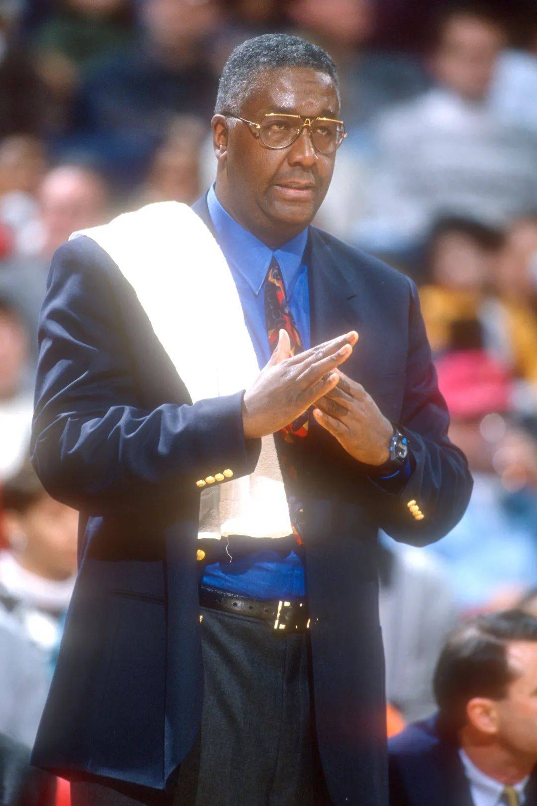 包含帕尔马球队教练团队集体辞职，突发变故的词条