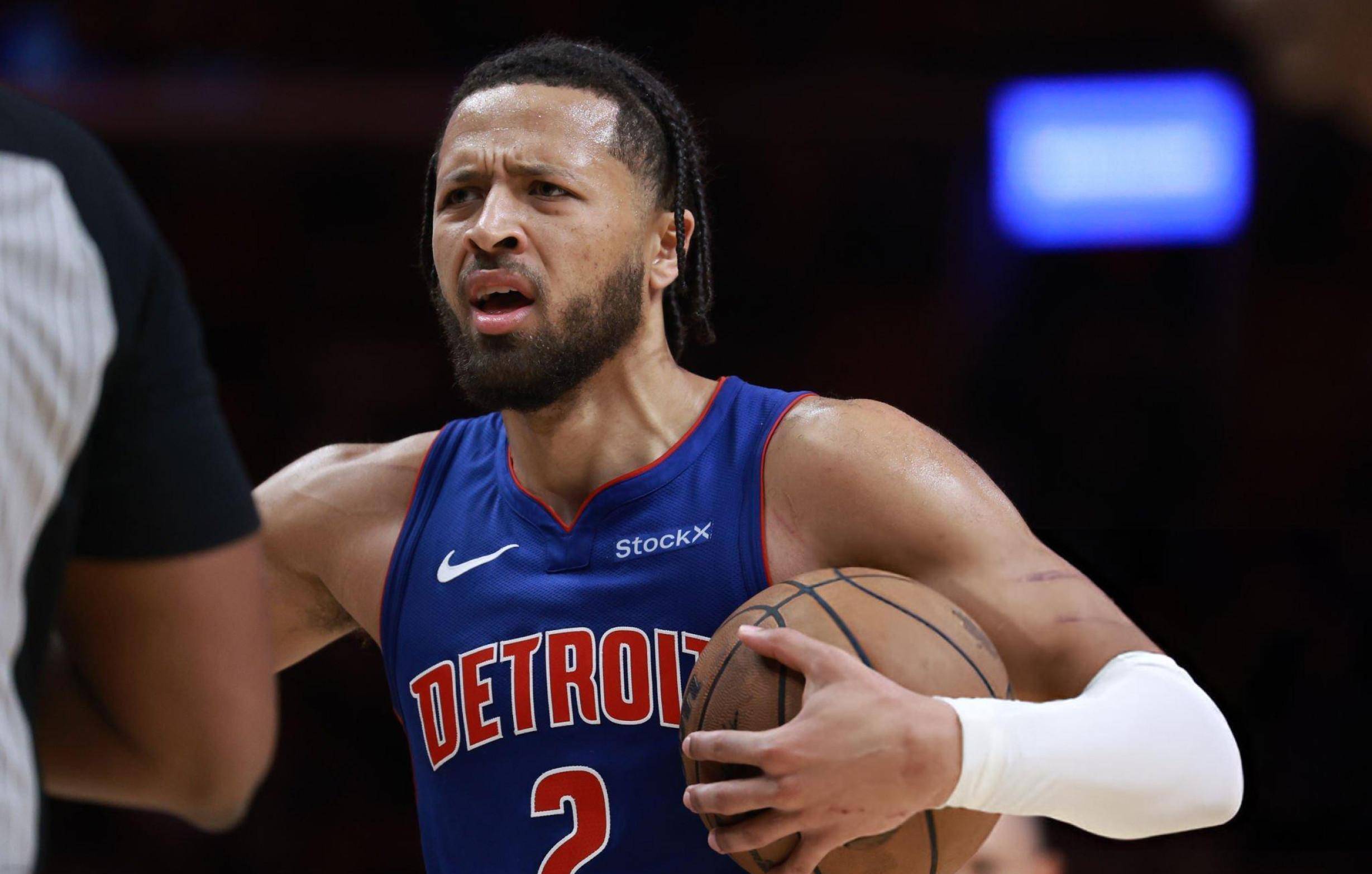 包含爵士主场大胜活塞，取得三连胜的词条