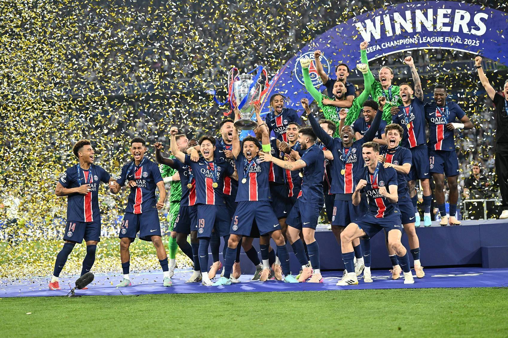 欧洲杯赛场紧张激烈，势均力敌的对决的简单介绍