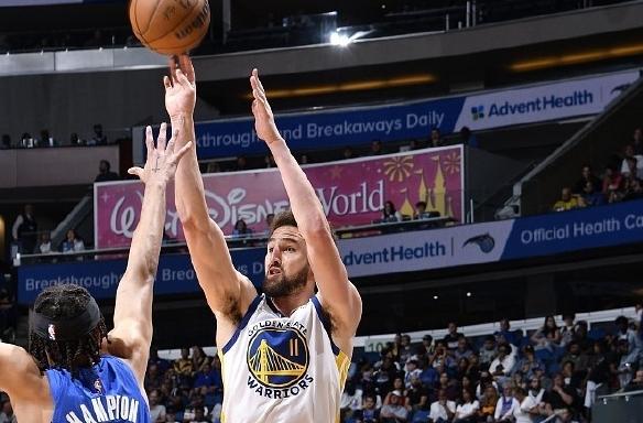 火箭胜魔术，豪取十连胜守住榜首