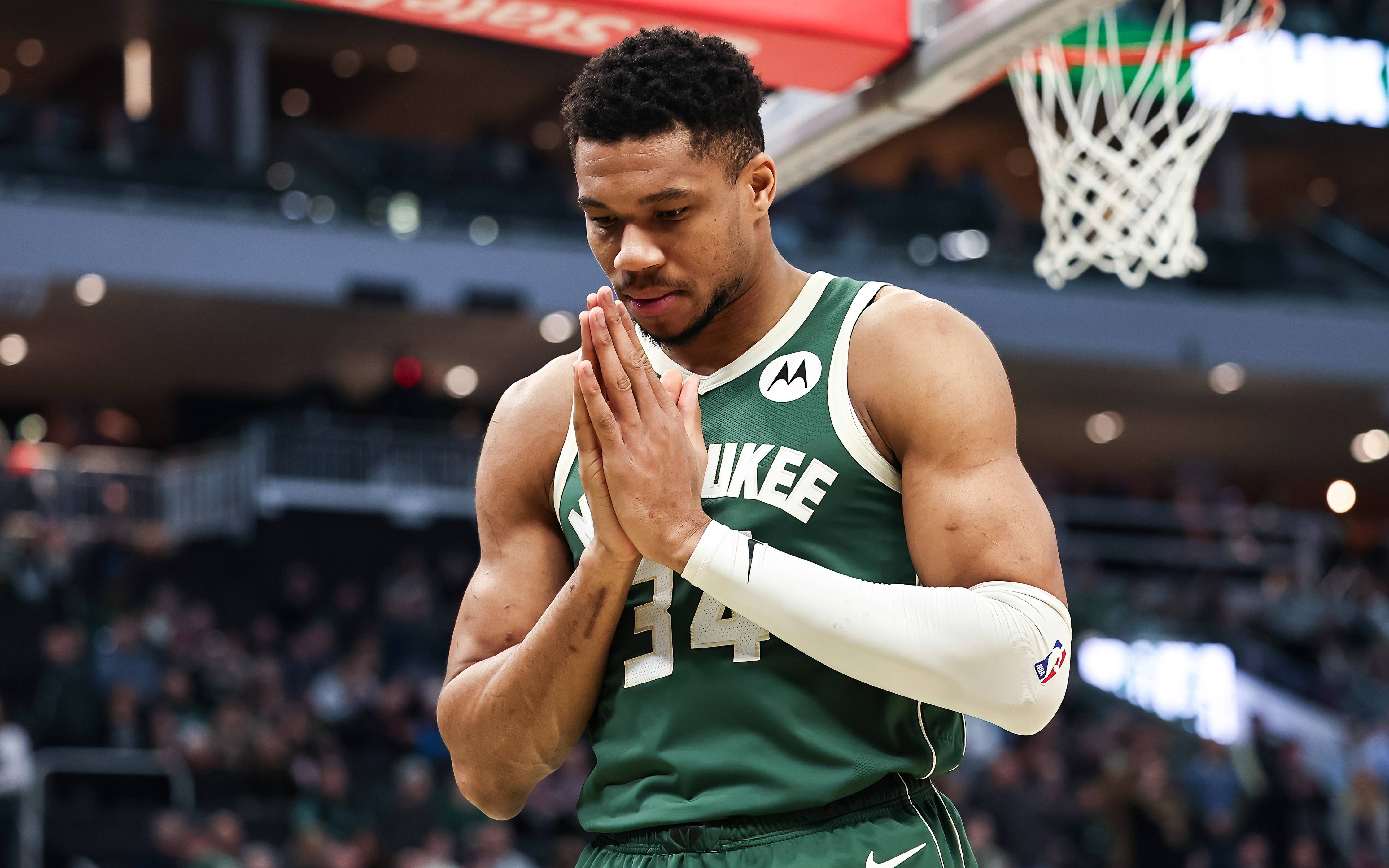 雄鹿击败活塞，继续领跑东部