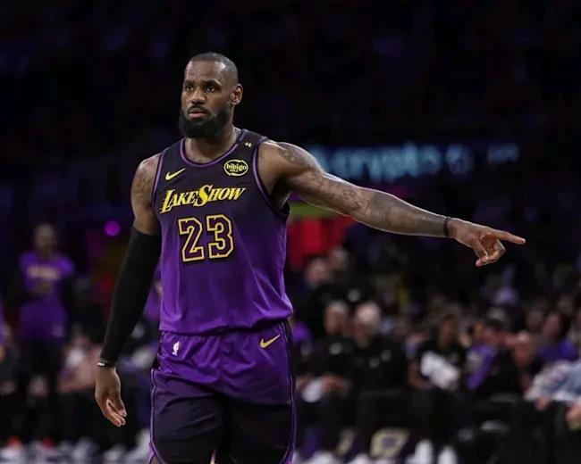 詹姆斯上演三双表现，领导骑士击败尼克斯