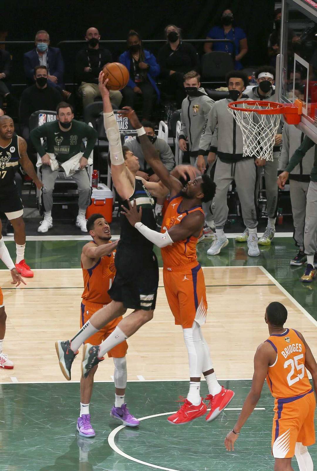 雄鹿惊险击败篮网，保持不败战绩。